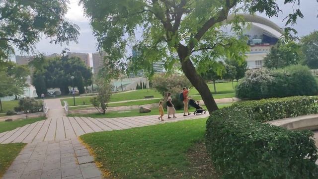 Прогулка с друзьями в Городе науки и искусств Валенсии смотреть онлайн