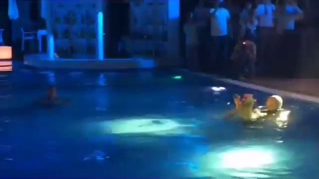 Шура прыгнул в бассейн со сцены в Ростове! смотреть онлайн