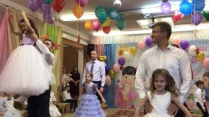 Танец выпускников с родителями "Счастье килограммами"