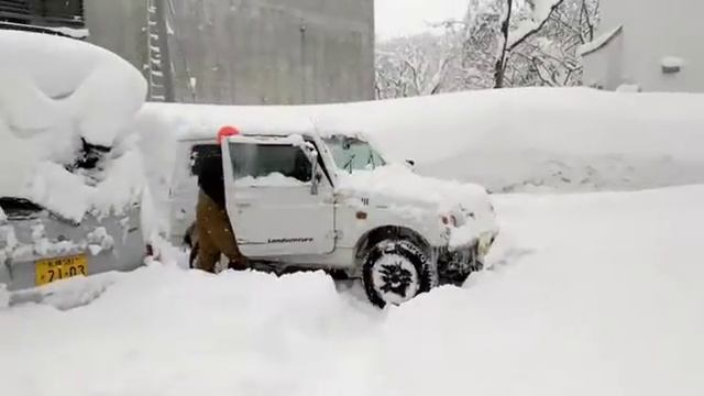 Digging out the Suzuki Jimny in Niseko Japan 31st January смотреть онлайн