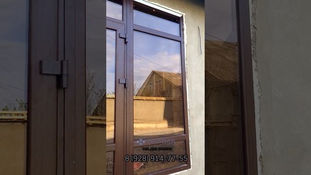 Витраж выполнен из ПВХ, цвет темный дуб, стеклопакет полутон? Gamma Okna Нальчик