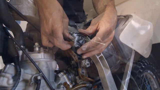 Comment changer ses câbles de gaz et d’embrayage moto ? Tuto Moto #27 смотреть онлайн