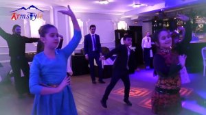 13 детей зажигают под армянскую музыку