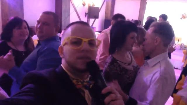 Поём и танцуем / Ведущий шоумен Корнев Артем смотреть онлайн