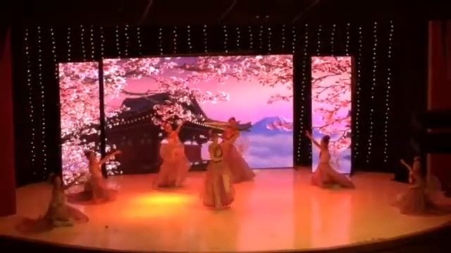 Очень красивый танец с зонтами!!! группа "Нафис" г.Ташкент, Узбекистан смотреть онлайн