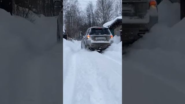 Пробиваем дорогу в снежных барханах...