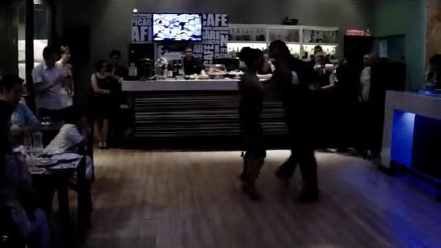 Angela Lineros And Ricardo Cabrera - Bailan "Milonga de Buenos Aires" смотреть онлайн