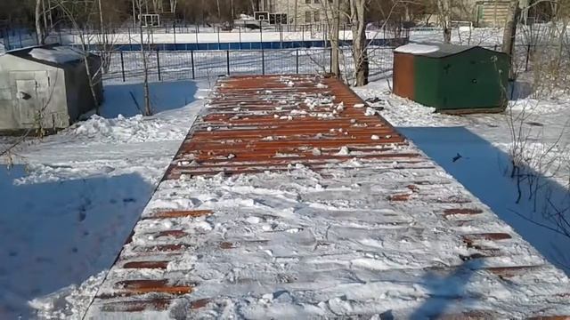 Очистка снега с контейнера смотреть онлайн