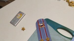 Как закрепить знаки отличия, звёзды на погонах.