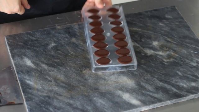 Процесс изготовления корпусных шоколадных конфет смотреть онлайн