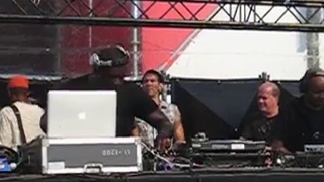 Belleville 3 : Juan Atkins, Derrick May and Kevin Saunderson at Awakenings 26/06/2010 2/2 смотреть онлайн