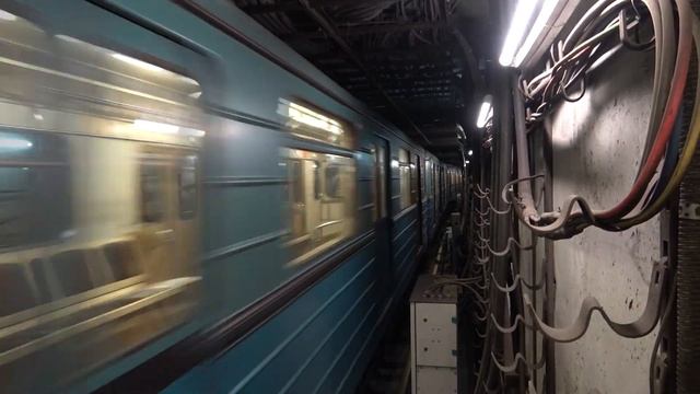Московский Метрополитен Еж-3 серии 5831 и 5872 на станции Котельники смотреть онлайн