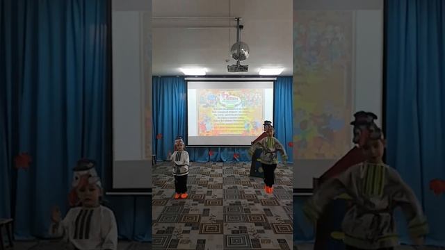 Коллектив "Стрижи". Детский танец "Жили у бабуси" ( М.Красев ) смотреть онлайн