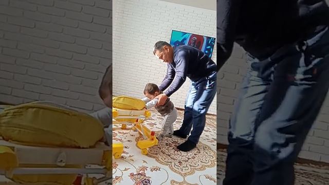 папа учит ходить Бекназара смотреть онлайн