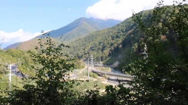 Старое шоссе в Красную Поляну. Смотровая на Вантовый Мост. Водопад Девичьи Слезы в сентябре. смотреть онлайн