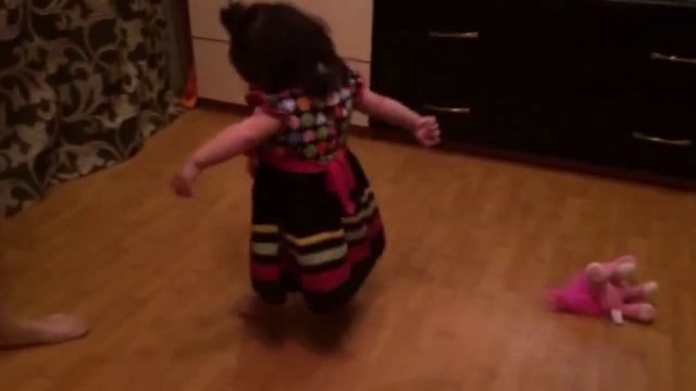 Годовалая девочка танцует лезгинку смотреть онлайн