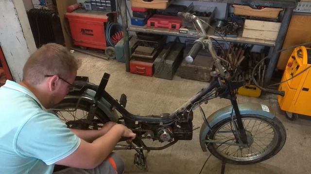 Restoration of two Abandoned Old Motorcycles- JAWA Babetta 210 | RESTORATION PART 1 | Disassembling смотреть онлайн