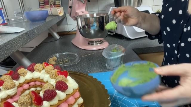 Что приготовила на день влюблённых?украсила тортик,мясо с картошкой в рукаве для выпекания,салат смотреть онлайн