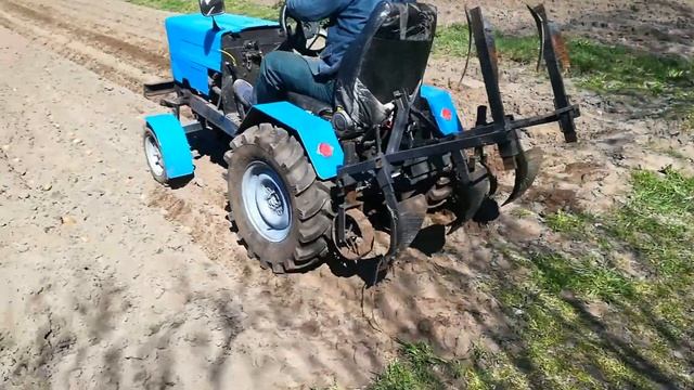 Посадка картофеля под окучник, самодельные тракторам смотреть онлайн