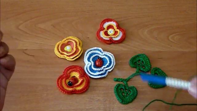 Объемные цветы с листьями крючком. Украшение для шапочки (Crochet. Flower with leaves) смотреть онлайн