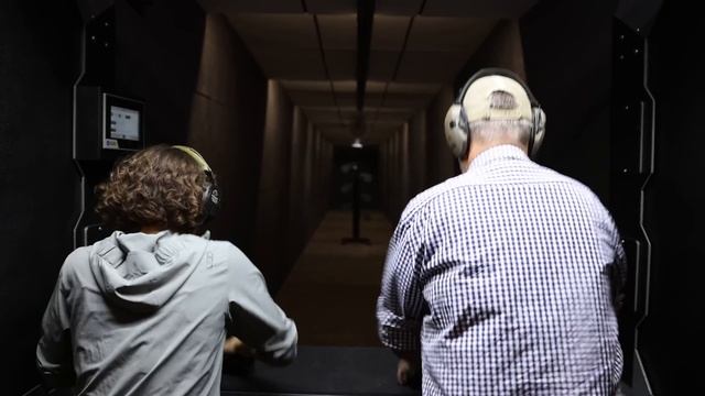 BEGINNER with $5,000 Gun vs PRO with $150 Gun (Dueling Tree Battle) смотреть онлайн