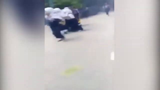 Пожар на заводе фейерверков в Индонезии смотреть онлайн