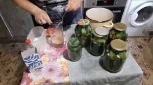 Маринованные огурцы с бархатцами и базиликом???