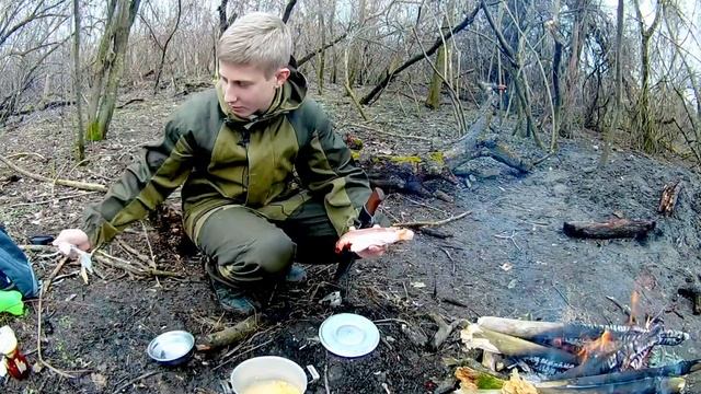 ПРАЗДНУЕМ КАНИКУЛЫ! ВОЗЛЕ ЗЕМЛЯНКИ. ГОТОВИМ ГОРОХОВЫЙ СУП.ПОЧИНИЛ ЛОВУШКУ! смотреть онлайн