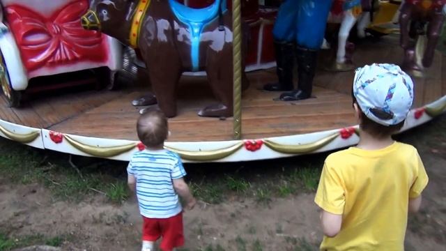 Дети в парке развлечений катаются на аттракционах. In the amusement Park смотреть онлайн