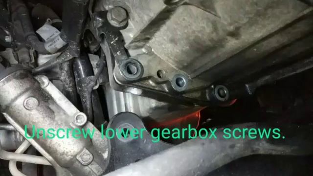 VW Crafter oil sump removal. смотреть онлайн