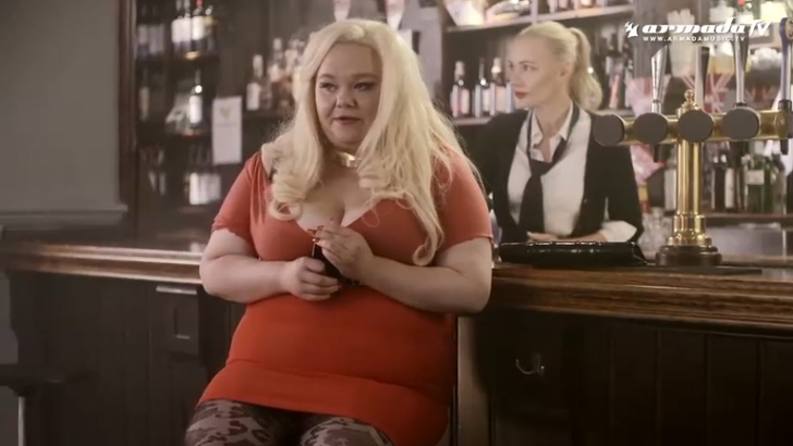 Похожий клип на экспонат (Ленинград), только героиня другой комплектации и снят американцами. смотреть онлайн