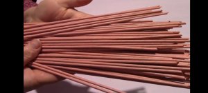 ОКРАШИВАЮ ГАЗЕТНЫЕ  ТРУБОЧКИ В ПЕРСИКОВЫЙ ЦВЕТ