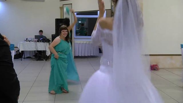 Как правильно ловить букет на свадьбе. Свадьба в Омске. Невеста. Видеограф Омск. Видеосъёмка Омск. смотреть онлайн