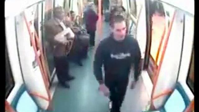 1 Скин Хед в метро против Толпы АнтиФа