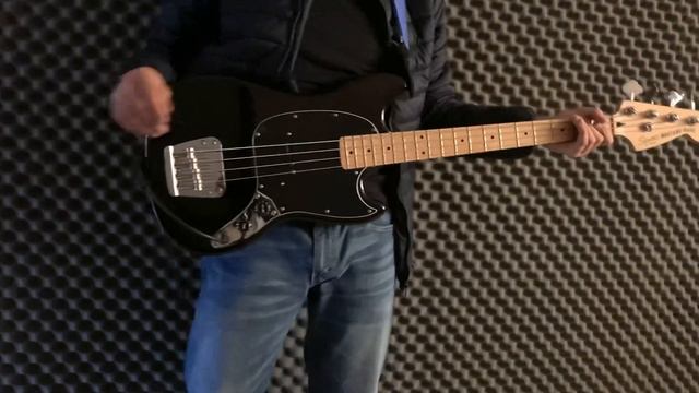 Squier Mustang Bass смотреть онлайн
