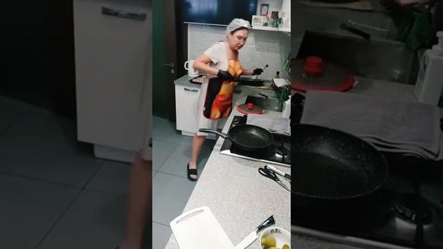 14.12. Салат с шпротами.Луковые кольца.Брускетты с печеночным муссом и пр смотреть онлайн