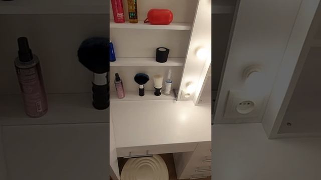 Туалетный столик Zerka модель СМ 50 с зеркалом, которое открывается, а за ним полочки смотреть онлайн