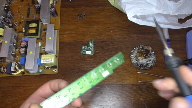 Начинающим! Разбор на детали плат от телевизора смотреть онлайн