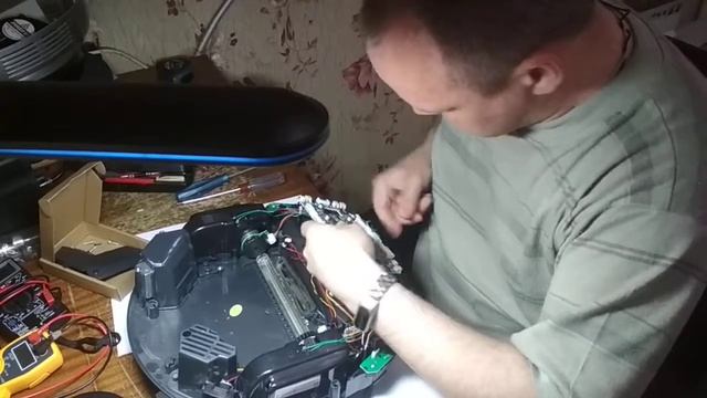 Замена материнской платы на роботе пылесосе смотреть онлайн