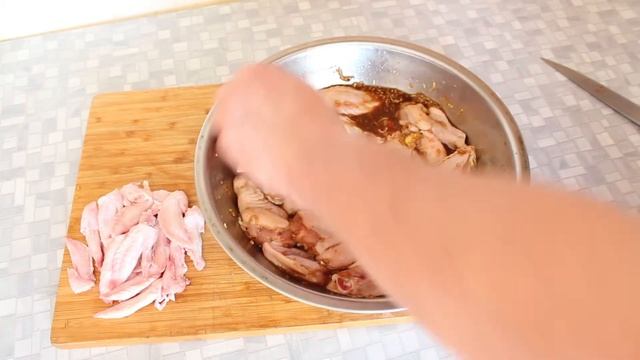 Куриные крылышки в духовке. В медово-имбирном соусе. смотреть онлайн