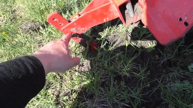 МОТОБЛОК САЛЮТ 100 ФРЕЗЕРУЕМ ПОЧВУ . смотреть онлайн