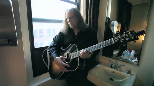 Warren Haynes Talks About His Washburn WSD5249 Acoustic Guitar смотреть онлайн