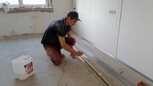 Выравнивание пола плиточным клеем минимальным слоем. ТОНКИЙ маяк из плиточного клея по саморезам