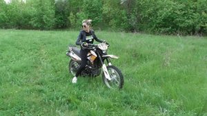 Обучение девушки управлению мотоциклом. На Racer Panter 300. Рейсер пантера