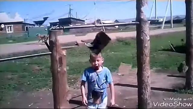 Дети от 8 до 10 лет на турнике ваще красавцы))) смотреть онлайн