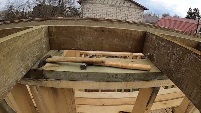 Устал. Сделали усиленную балку для опор крыши и перемычки потолочных досок. Привезли леса смотреть онлайн