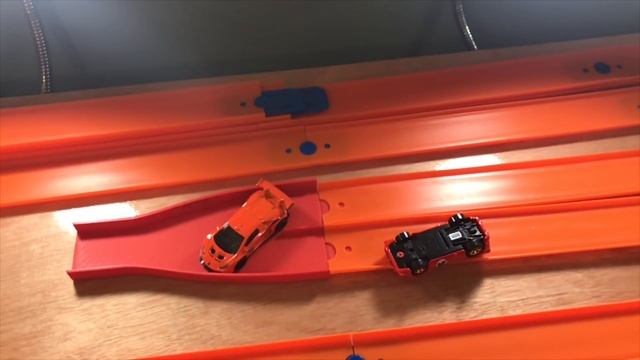 HOT WHEELS FERRARI VS LAMBORGHINI SUPER MERGE CRASH BATTLE RACE | JonRacer3 смотреть онлайн