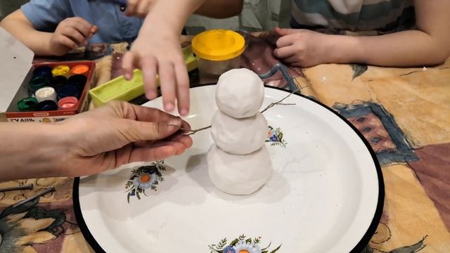 Снеговик из соды и соли. A snowman made of soda and salt. смотреть онлайн