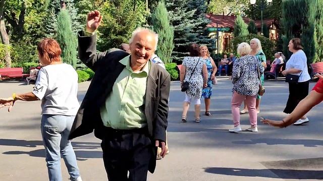 А ЛЕТО ЦВЕТА НЕБА! ТАНЦЫ ХАРЬКОВ УКРАИНА АВГУСТ 2023 смотреть онлайн