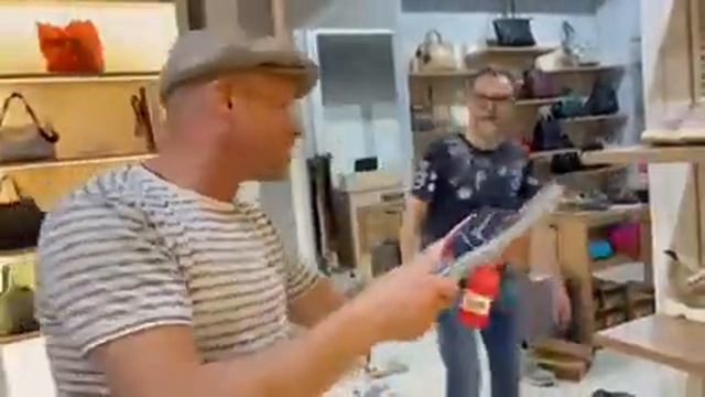 Одесский блоггер Липован знакомит нас со шлепанцами Dude Flinn в магазине Glad Bags! смотреть онлайн